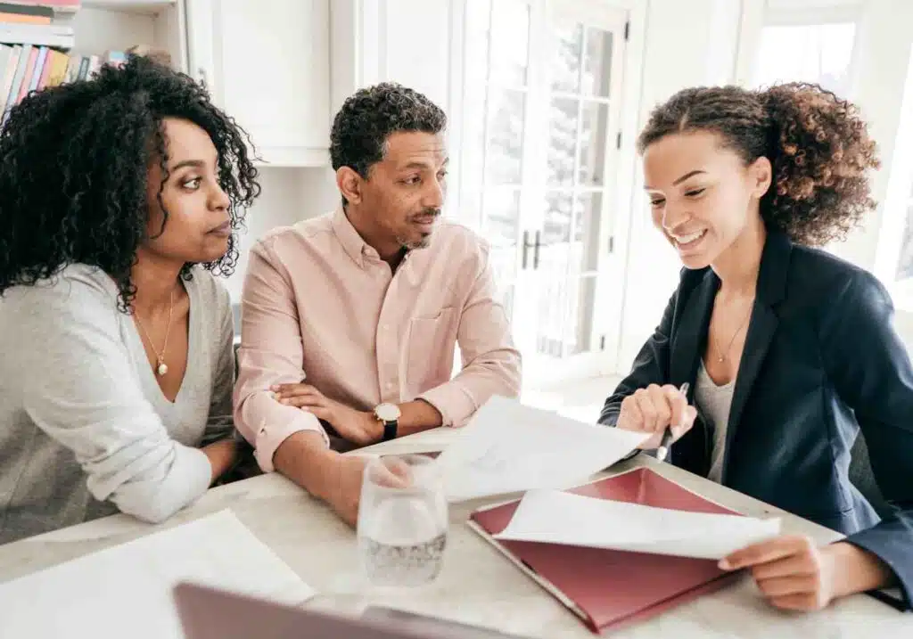 agent immobilier et locataires d'un appartement F3