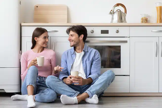 Jeune couple achetant un appartement à ajaccio