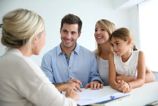 Une famille et son agent immobilier