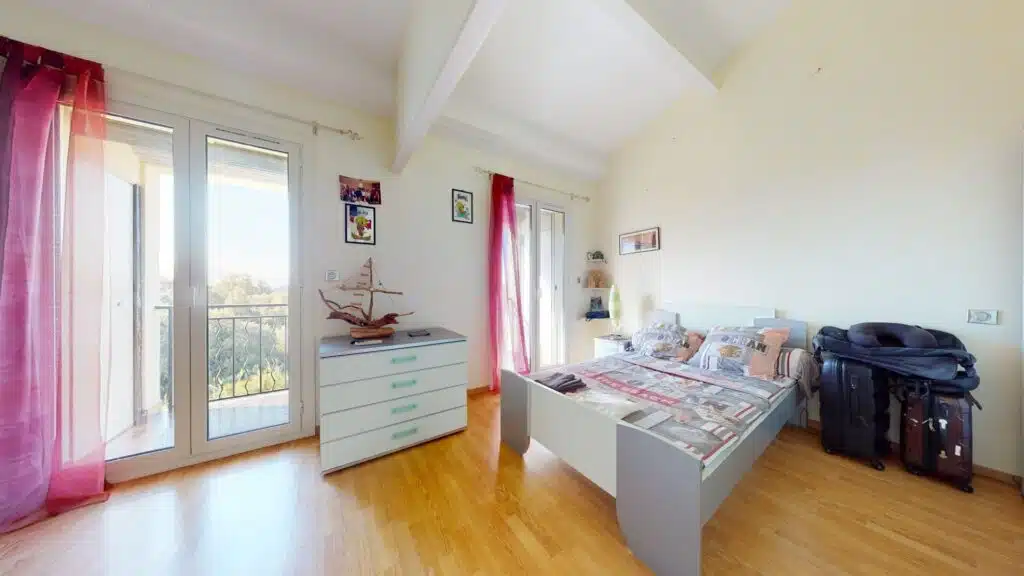 Chambre d'un appartement à louer en Corse du Sud