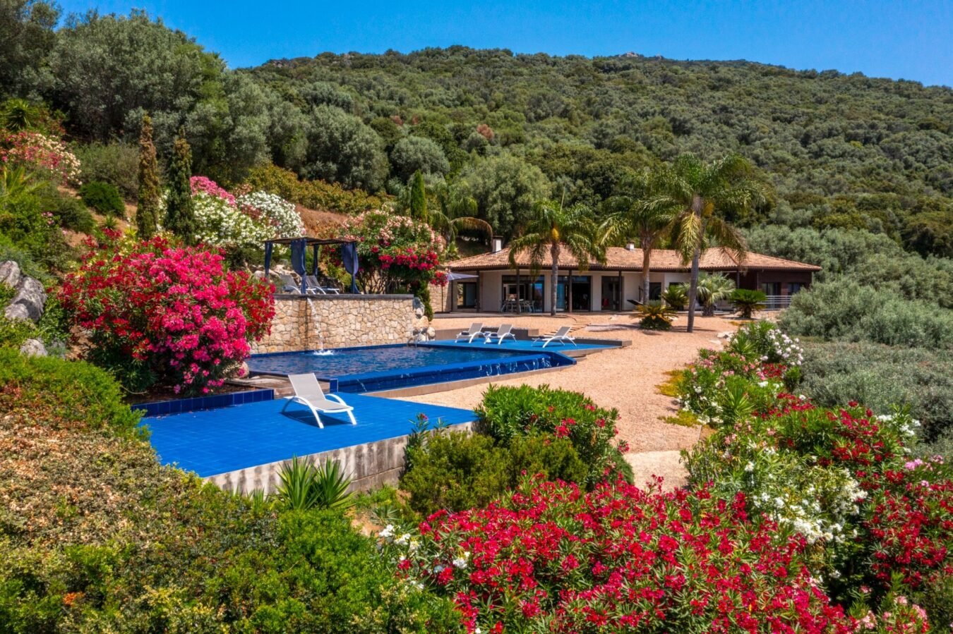 Villa de luxe avec piscine et vue mer à Propriano – Corse diapo 1