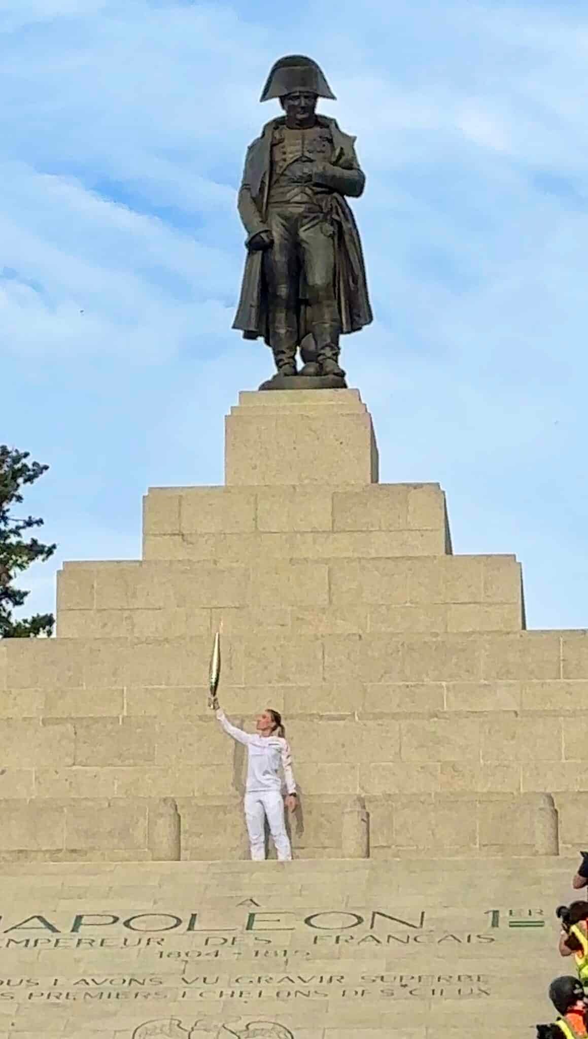Alexandra FERRACCI porte la flamme Olympique aux pieds de la statue de Napoléon à Ajaccio