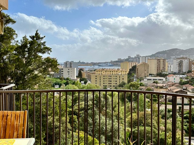 Appartement T3 rénové avec vue dégagée à AJACCIO