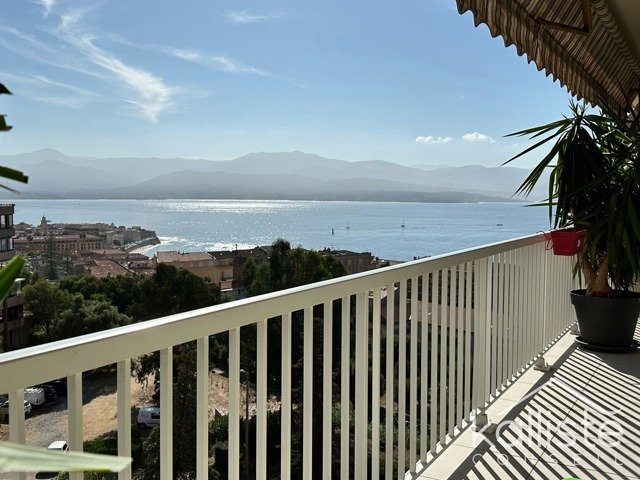 Appartement rénové 3 pièces avec vue mer et citadelle à Balestrino, Ajaccio photo 2