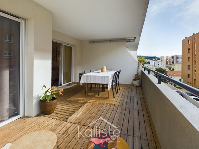 Appartement F2 et sa spacieuse terrasse – Ajaccio Rocade