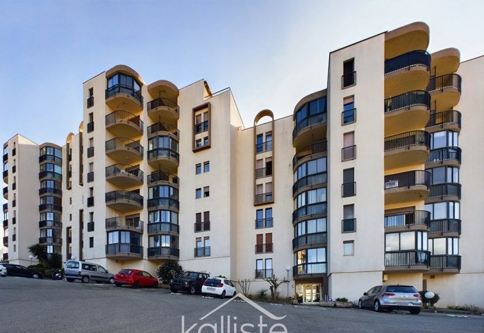 Appartement T3 rénové avec vue dégagée sur mer et ville à AJACCIO diapo 11
