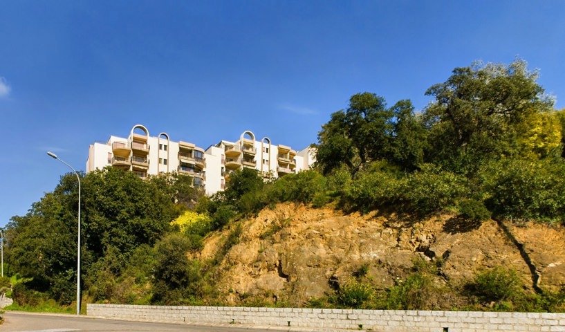 Appartement T3 rénové avec vue dégagée sur mer et ville à AJACCIO diapo 9
