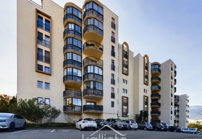 Appartement T3 rénové avec vue dégagée sur mer et ville à AJACCIO diapo 10
