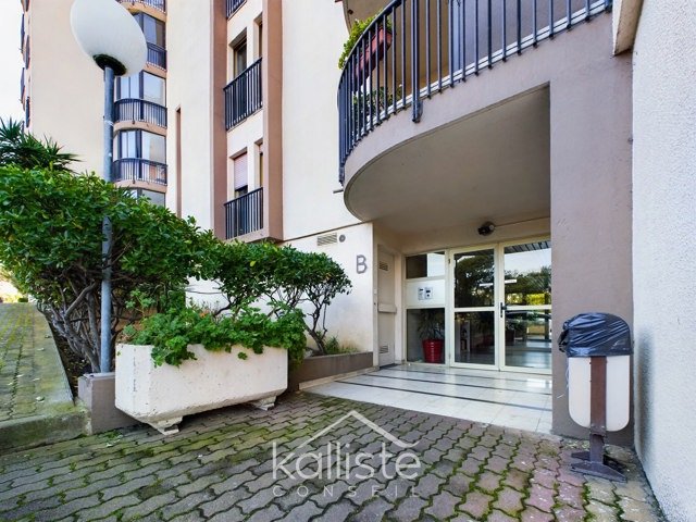 Appartement T3 rénové avec vue dégagée sur mer et ville à AJACCIO diapo 12