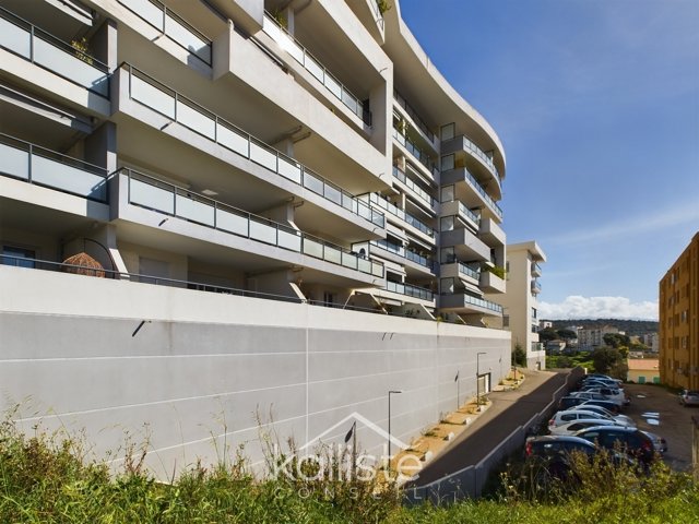 Ajaccio – Bodiccione : Superbe F3 avec Terrasse | Immeuble Récent, Parfait État diapo 12