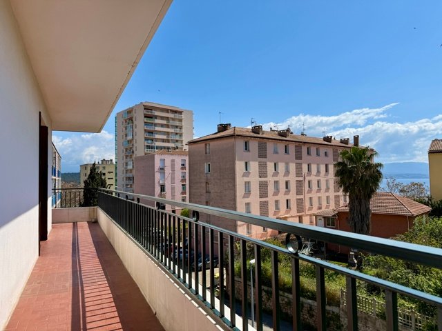 Appartement 4 pièces lumineux avec balcon et vue dégagée – Ajaccio diapo 4