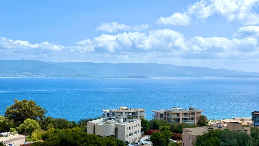 Vue mer exceptionnelle – Appartement familial avec terrasse, garage et cave – Quartier Salario, Ajaccio