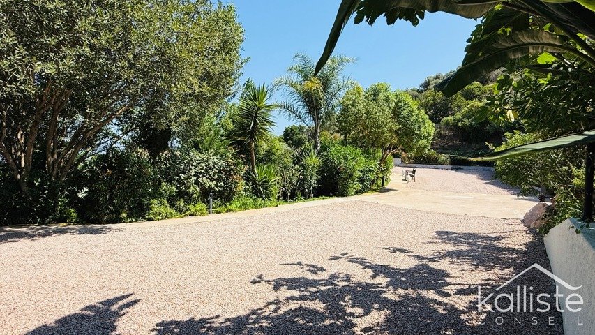 Porticcio – Villa récente avec piscine, deux logements et jardin paysager diapo 18