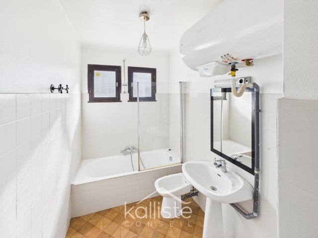 Grand F2 avec CAVE dans petit immeuble, secteur Mezzavia. diapo 4