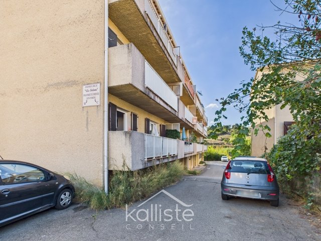 Grand F2 avec CAVE dans petit immeuble, secteur Mezzavia. diapo 8