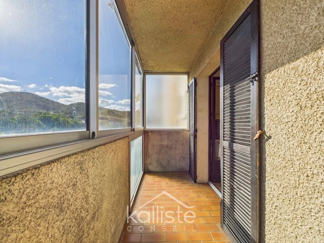 Grand F2 avec CAVE dans petit immeuble, secteur Mezzavia. diapo 6