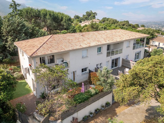 Rare à la vente – Maison contemporaine avec 3 duplex indépendants à PERI photo 2