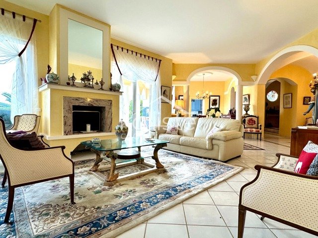 Maison avec piscine et vue mer sur les hauteurs d&rsquo;Ajaccio diapo 3