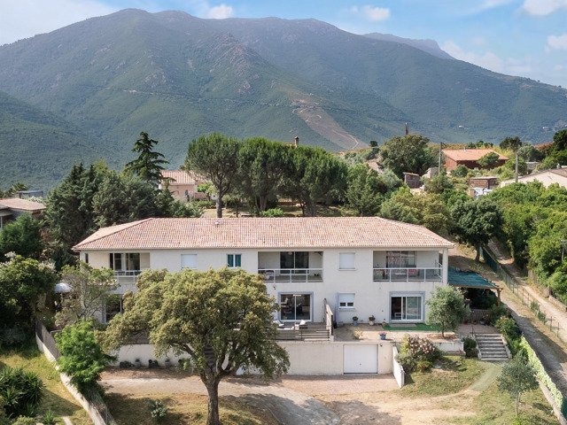 Rare à la vente – Maison contemporaine avec 3 duplex indépendants à PERI