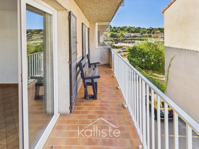 Grand F2 avec CAVE dans petit immeuble, secteur Mezzavia. diapo 8 Grand F2 avec CAVE dans petit immeuble, secteur Mezzavia. diapo 8