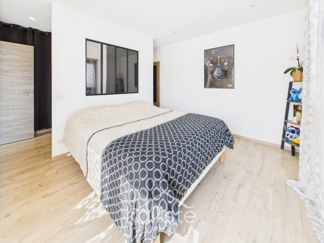 Porticcio – Villa contemporaine avec vue dégagée, piscine et T2 indépendant diapo 8