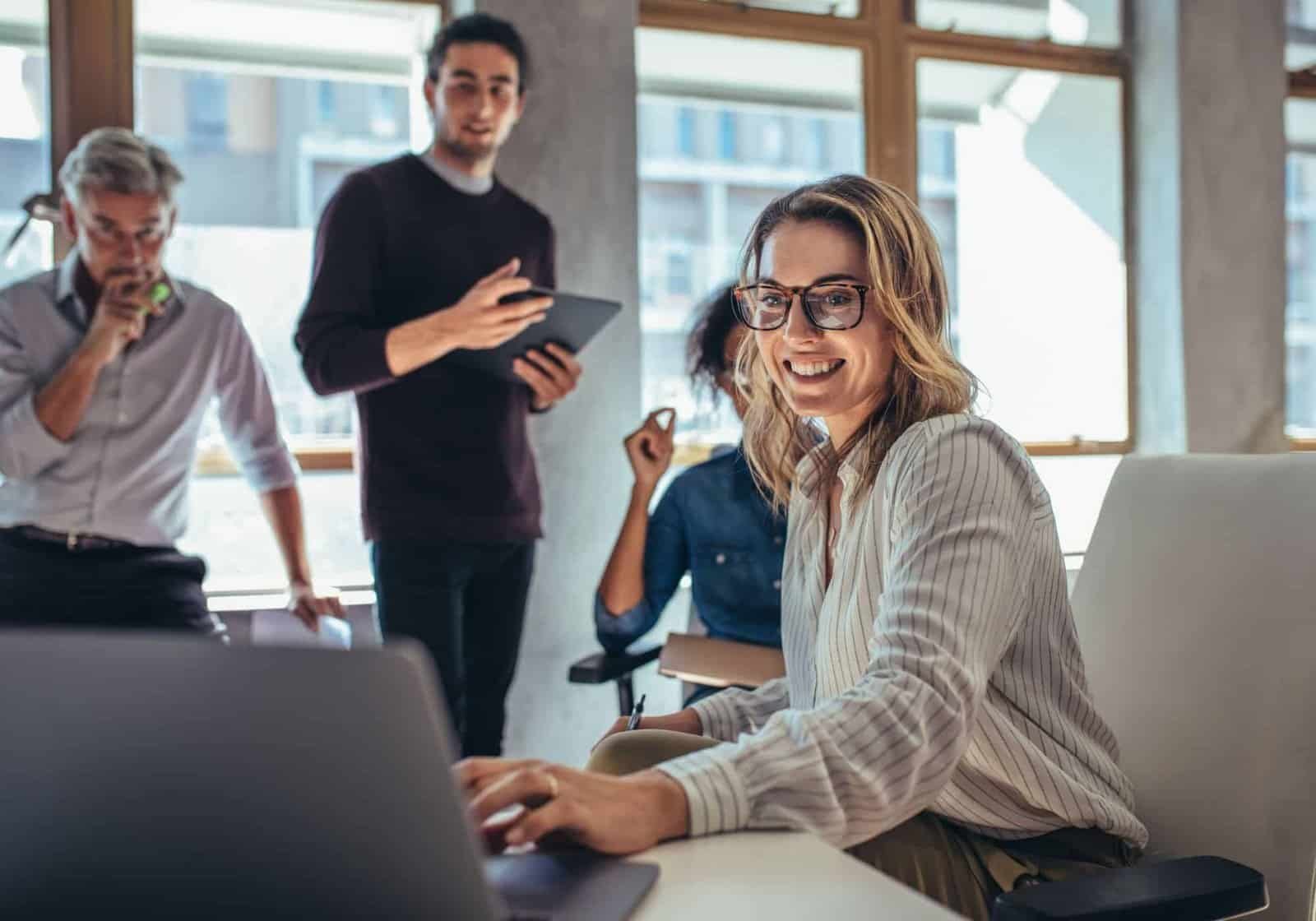 Agent immobilier calculant le prix d'un bien