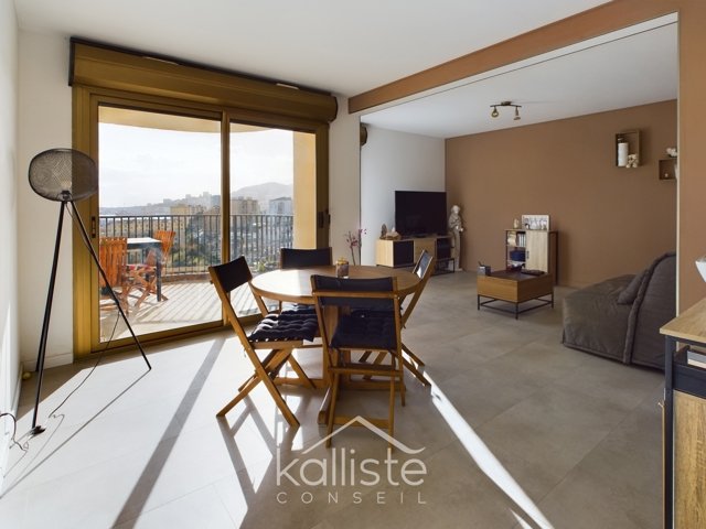 Appartement T3 rénové avec vue dégagée sur mer et ville à AJACCIO