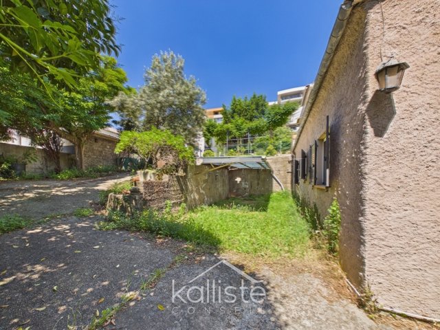 Rare à Ajaccio : maison de plain-pied avec 700 m² de terrain en ville - photo 4