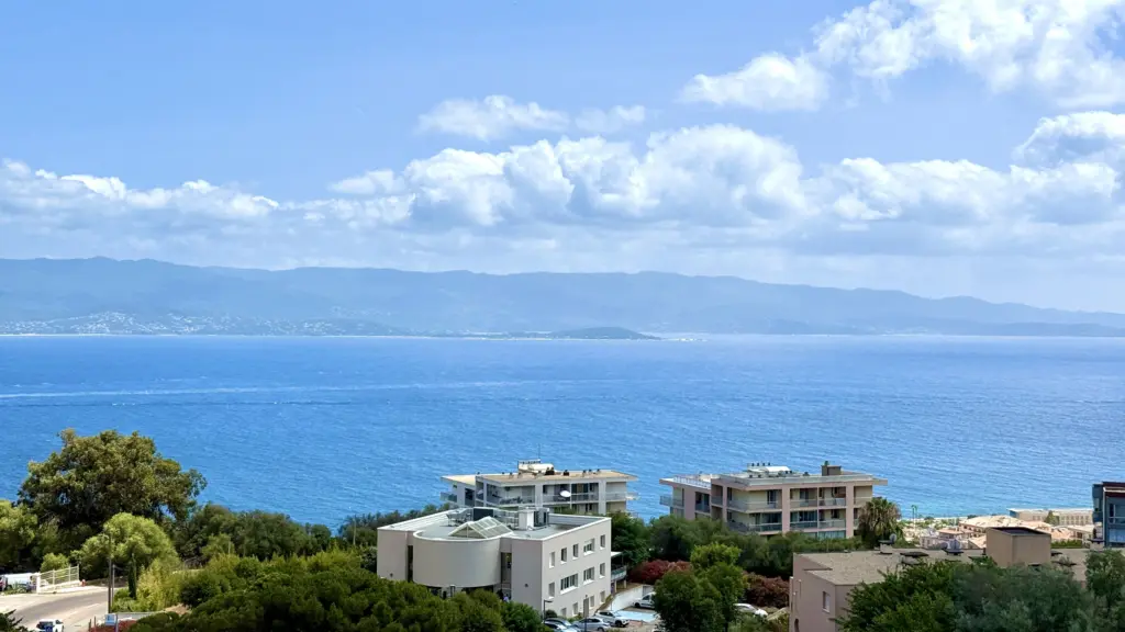 Vue mer exceptionnelle – Appartement familial avec terrasse, garage et cave – Quartier Salario, Ajaccio Vue mer exceptionnelle – Appartement familial avec terrasse, garage et cave – Quartier Salario, Ajaccio