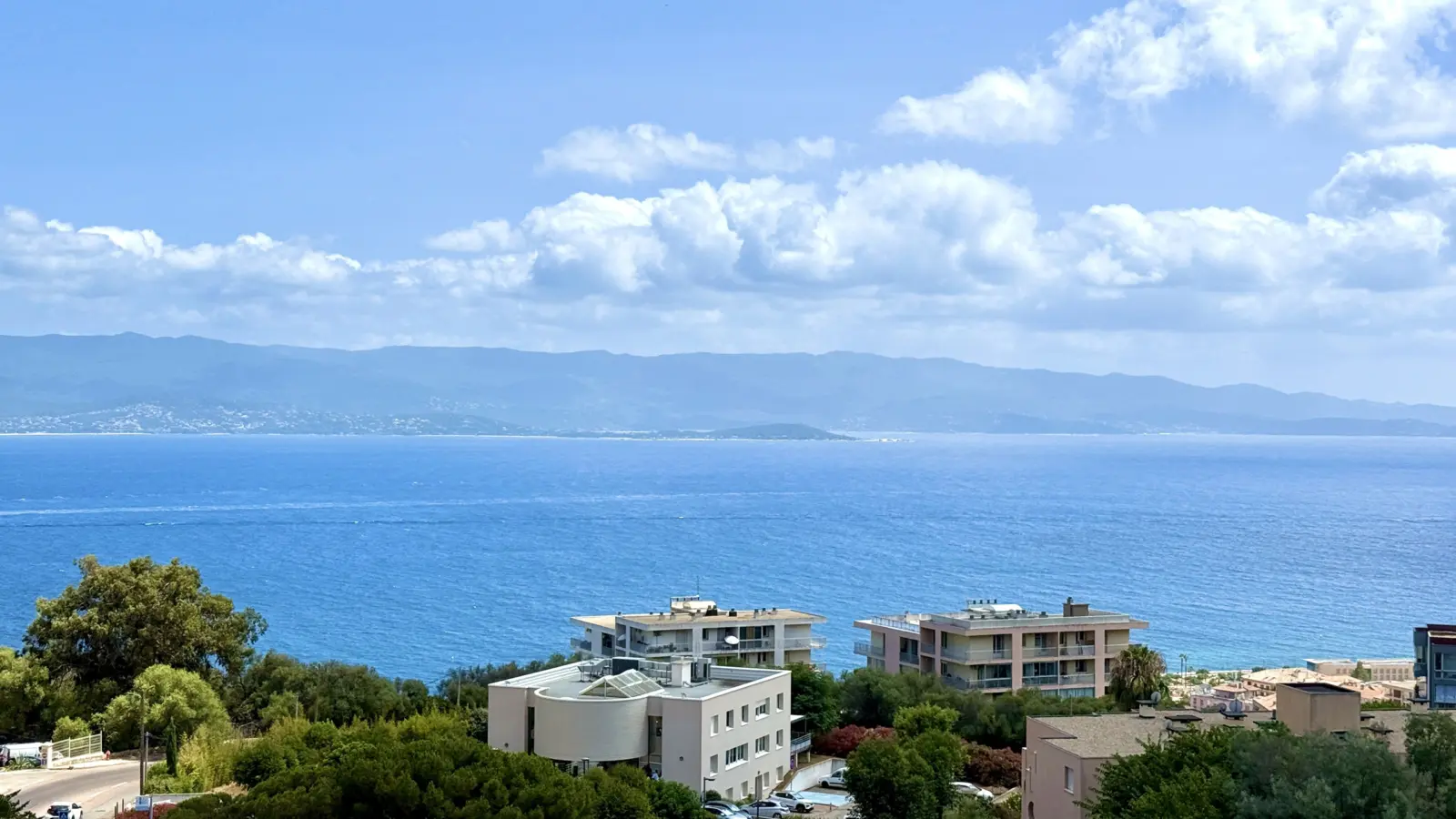 Vue mer exceptionnelle – Appartement familial avec terrasse, garage et cave – Quartier Salario, Ajaccio - photo 1