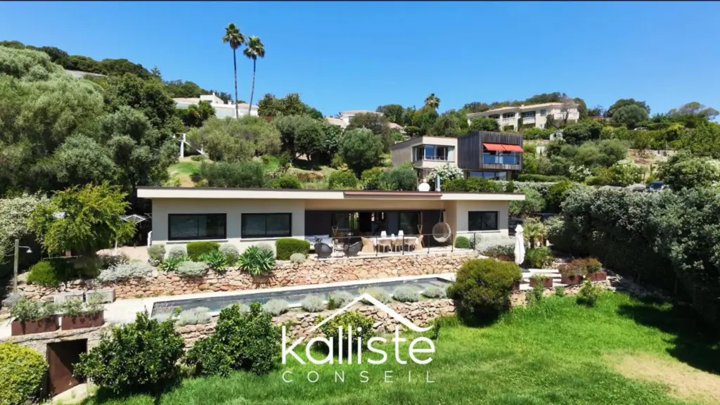 VILLA TORETTA – ÉLÉGANCE ET DOUCEUR DE VIVRE AU SALARIO VILLA TORETTA – ÉLÉGANCE ET DOUCEUR DE VIVRE AU SALARIO