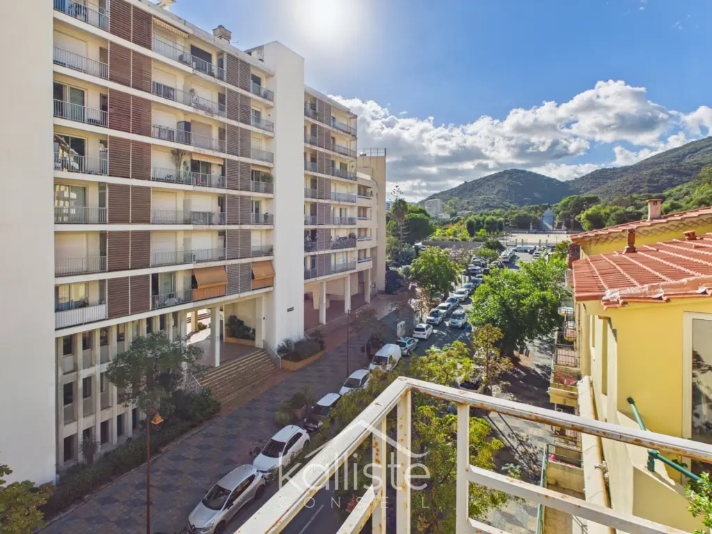 AJACCIO – COURS GÉNÉRAL-LECLERC – DUPLEX À RÉNOVER AVEC VUE MER ET BALCON